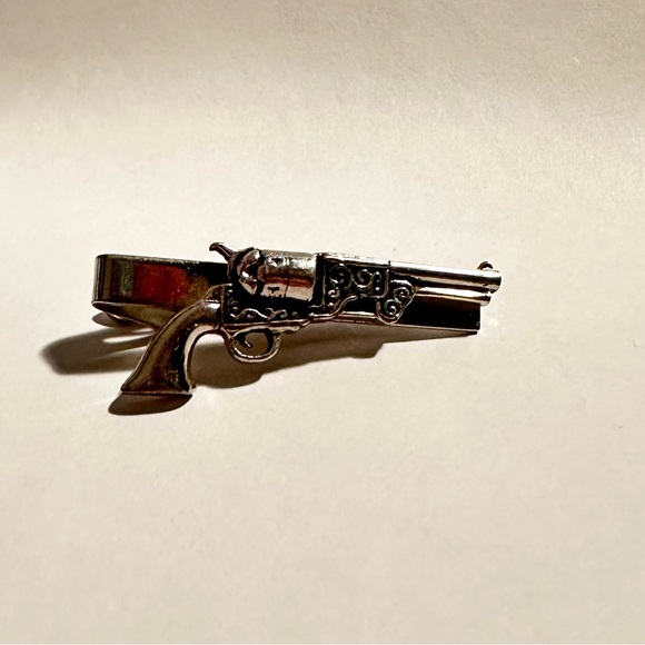 Revolver Tie Clip - Picture 4 of 5